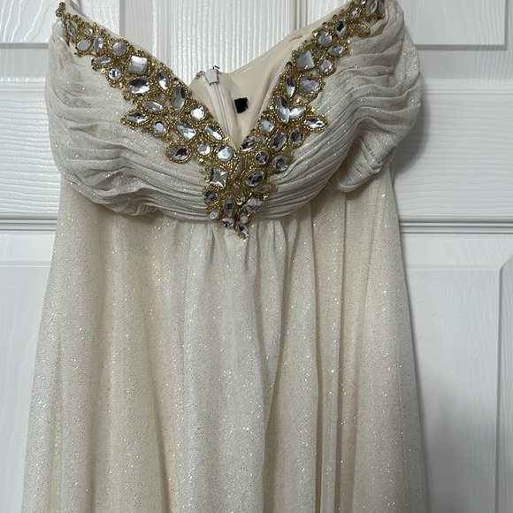 Strapless gown. , brand unknown size 4 - Picture 4 of 6